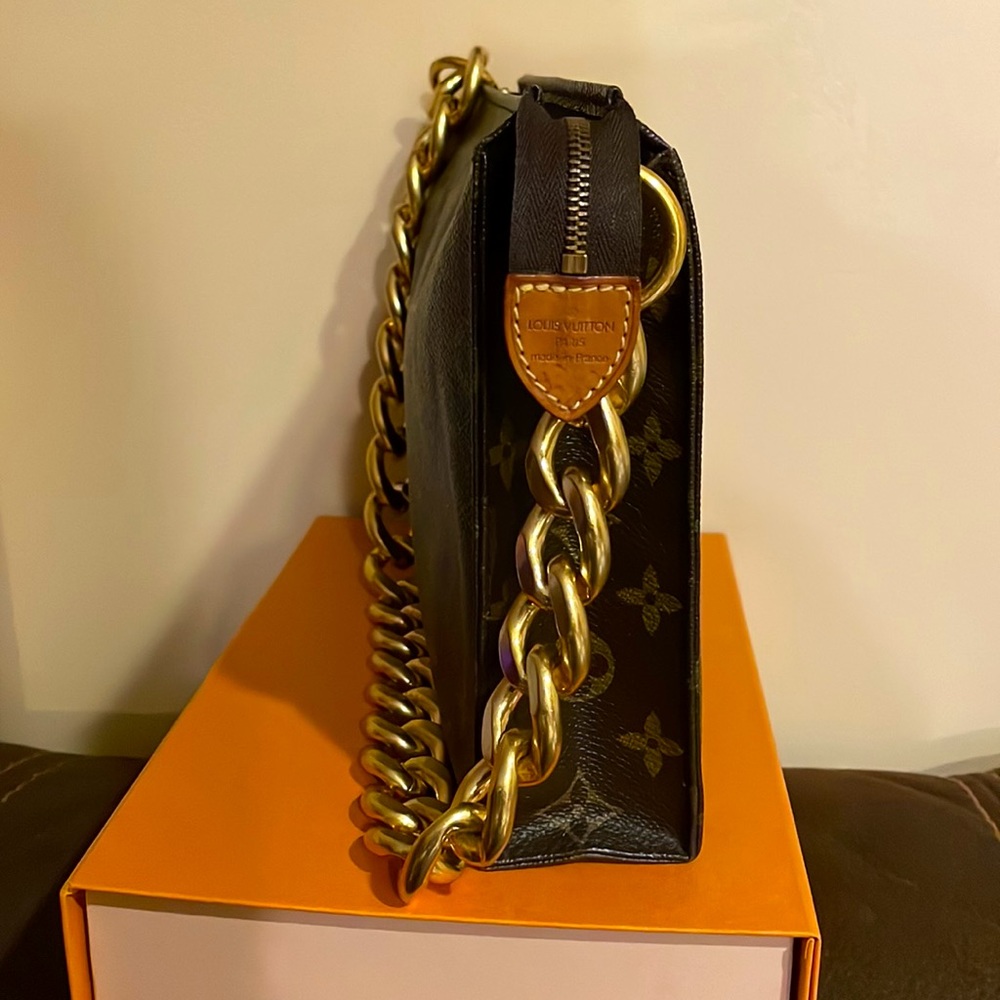 Louis Vuitton monogram toiletry 26 - Picture 9 of 17